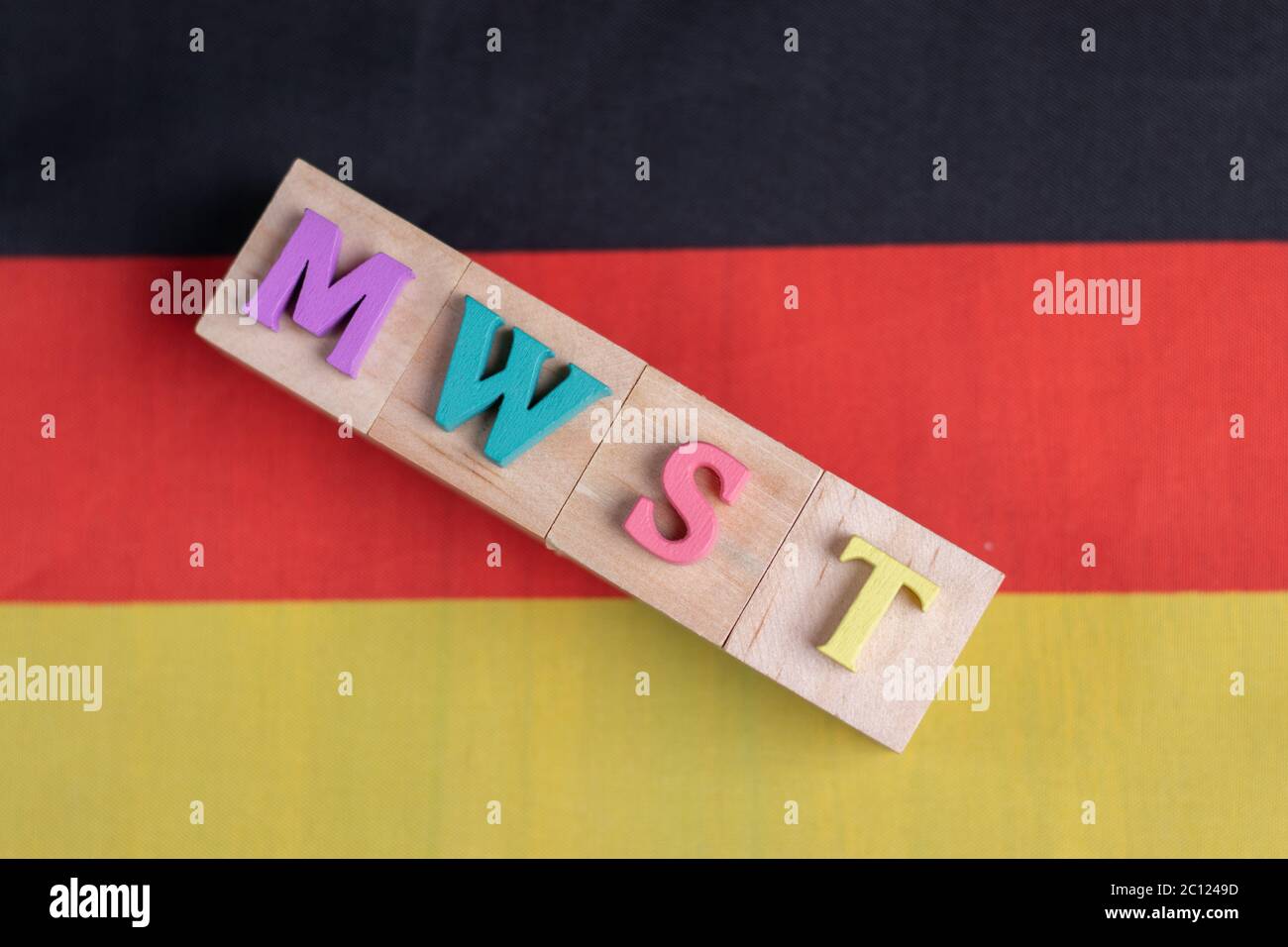 MWST oder deutsche Mehrwertsteuer auf deutsche Flagge Stockfoto