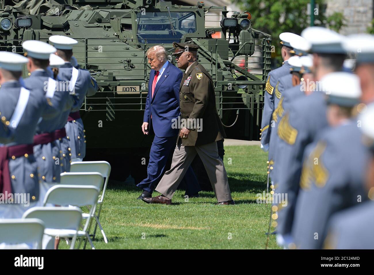 New York City, USA. Juni 2020. US-Präsident Donald Trump und LT. General Darryl A. Williams, 60. Superintendent der US Military Academy, gehen an Kadetten vorbei, während sie in die Ebene kommen, um die Abschlussfeier der United States Military Academy West Point 2020 West Point, NY, 13. Juni 2020 zu besuchen. Trump sprach vor 1113 graduierte Kadetten davon. (Anthony Behar/Sipa USA) Quelle: SIPA USA/Alamy Live News Stockfoto