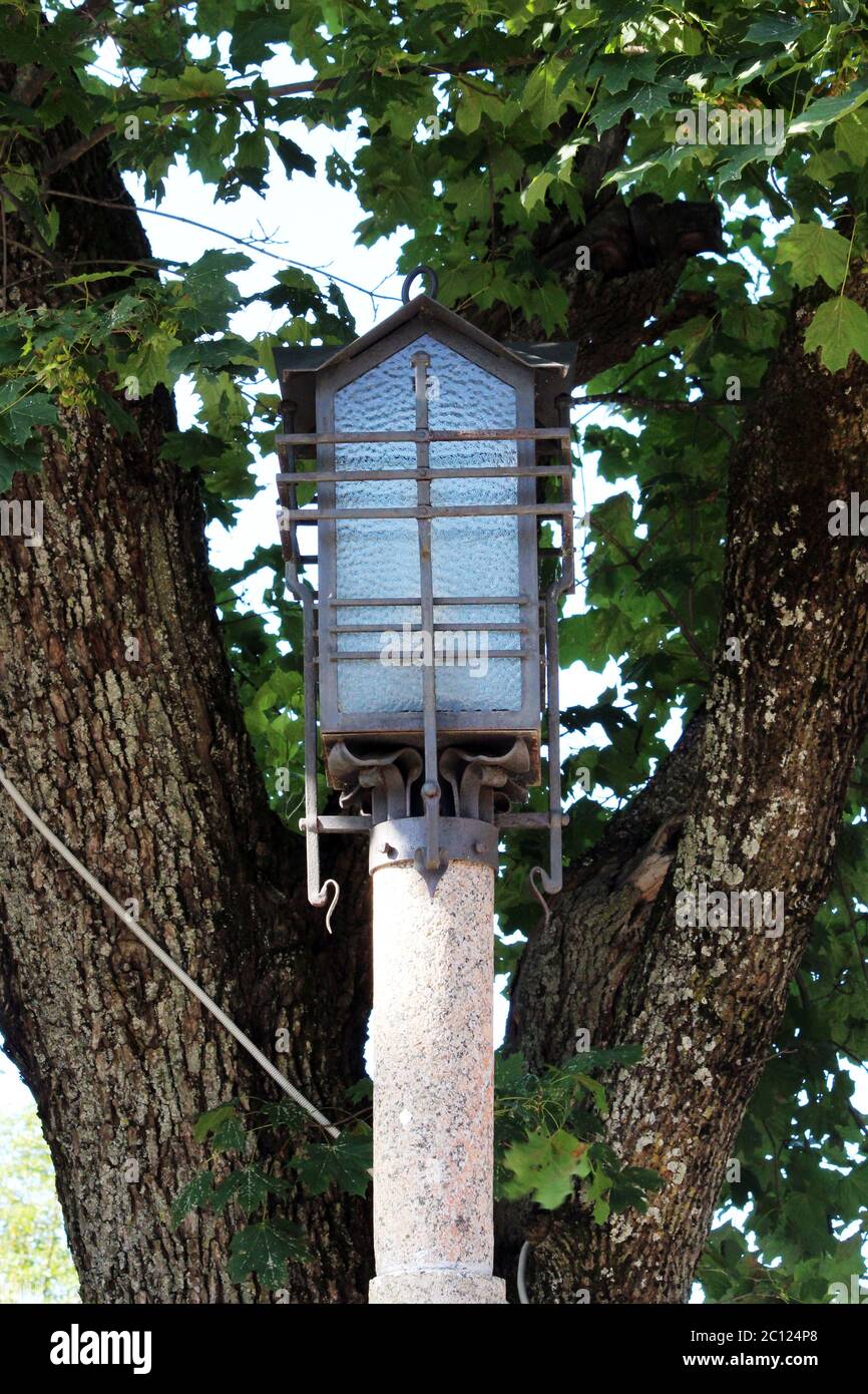 Denkmal für die ersten elektrischen Lichter in der Stadt Gatchina. Stockfoto