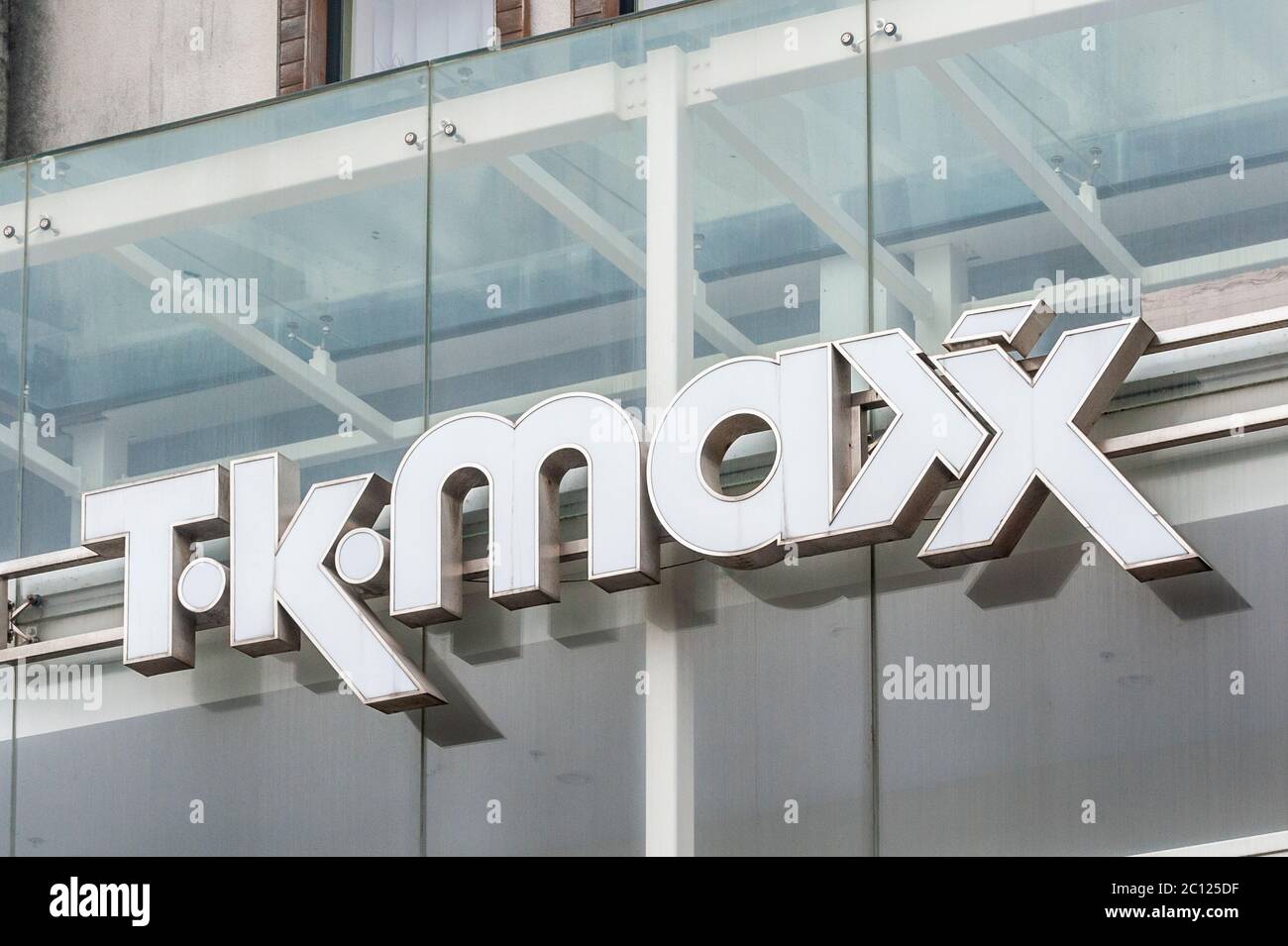 Außenschild des TK Maxx Bekleidungshauses in Cork, Irland Stockfoto