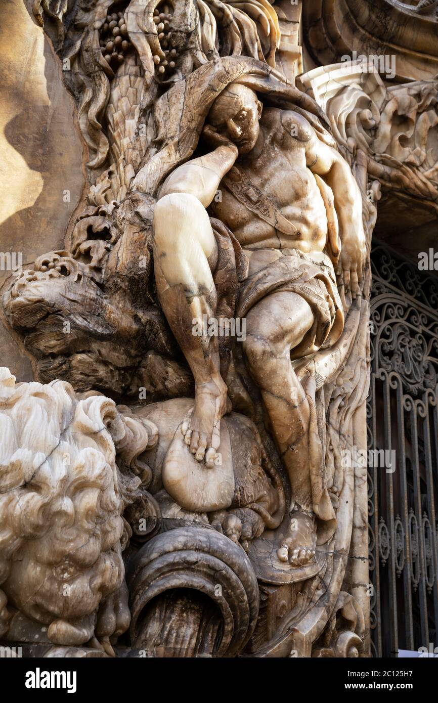 Detail der kunstvollen Skulptur rund um das Nationalmuseum für Keramik Eingang, Valencia, Spanien. Stockfoto