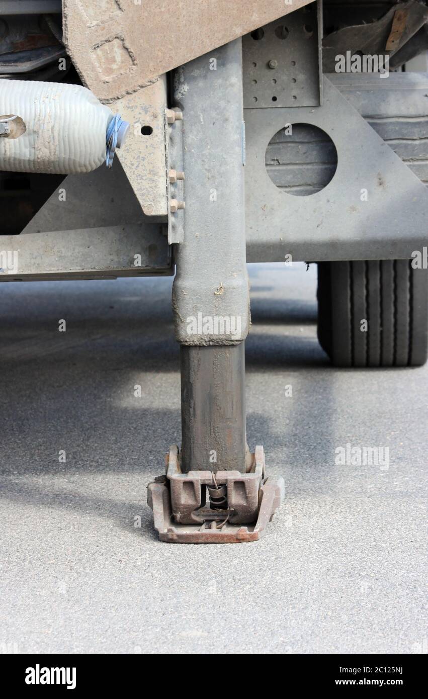 LKW starke Stützen stabilisierende Beine verlängert. Das Arbeitsbein vom Anhänger der . Stockfoto