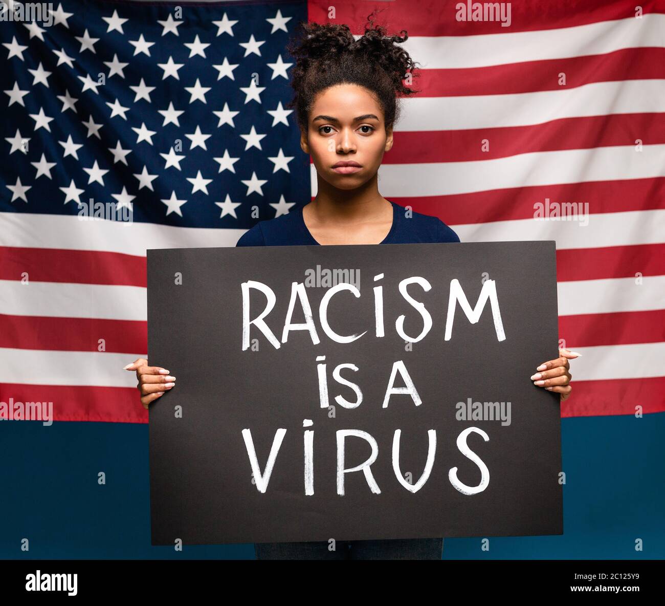 afroamerikanische Frau mit Streikplakette, amerikanische Flagge Hintergrund Stockfoto