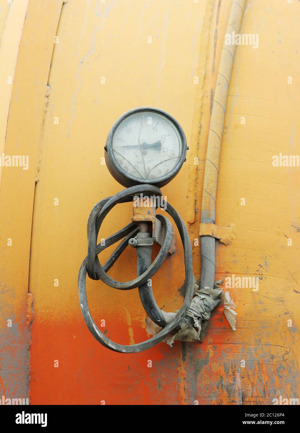 Betriebsdruckmesser mit einem rissigen Glas am Wasserträger der Maschine. Stockfoto