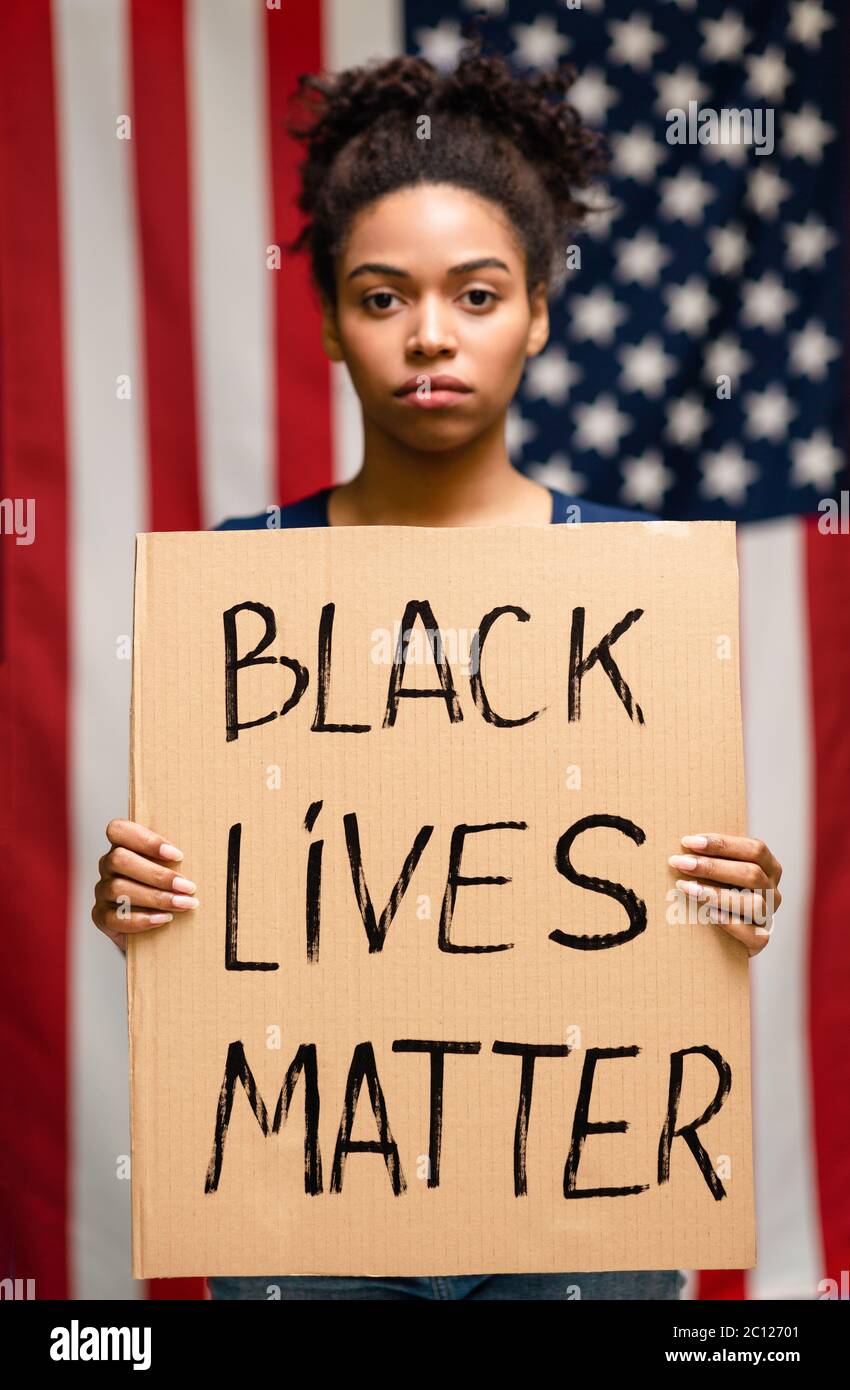 afroamerikanische Frau stehend mit Plakat Black Lives Matter Stockfoto