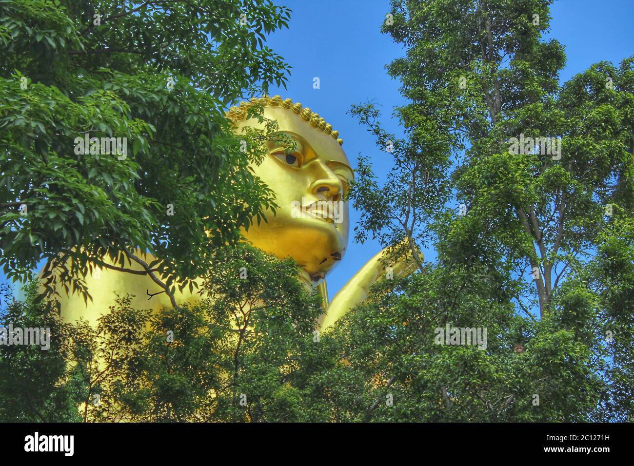 Goldene Lord Buddha Statue in Sri Lanka Stockfoto