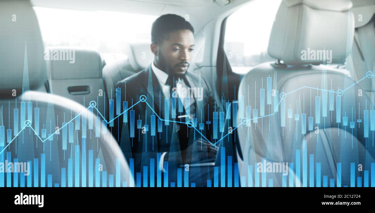 Afroamerikanischer Unternehmer, der mit Laptop-Computer in seinem Auto arbeitet, kreative Collage mit Finanzgraphen Stockfoto