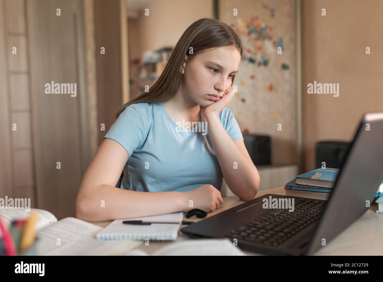 Teenager Mädchen ist traurig, müde, Problem ist nicht verstehen, Verleugnung, eine schlechte Note in der Prüfung, schwierige Aufgabe Ausgleich, elektronische Bildung zu Hause Stockfoto