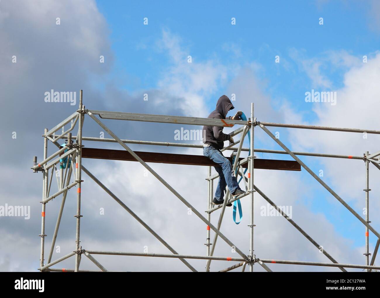 Der Arbeiter sammelt die riesige Bühne der metallischen Bauten für den Festtag die Stadt Gattschina. Stockfoto