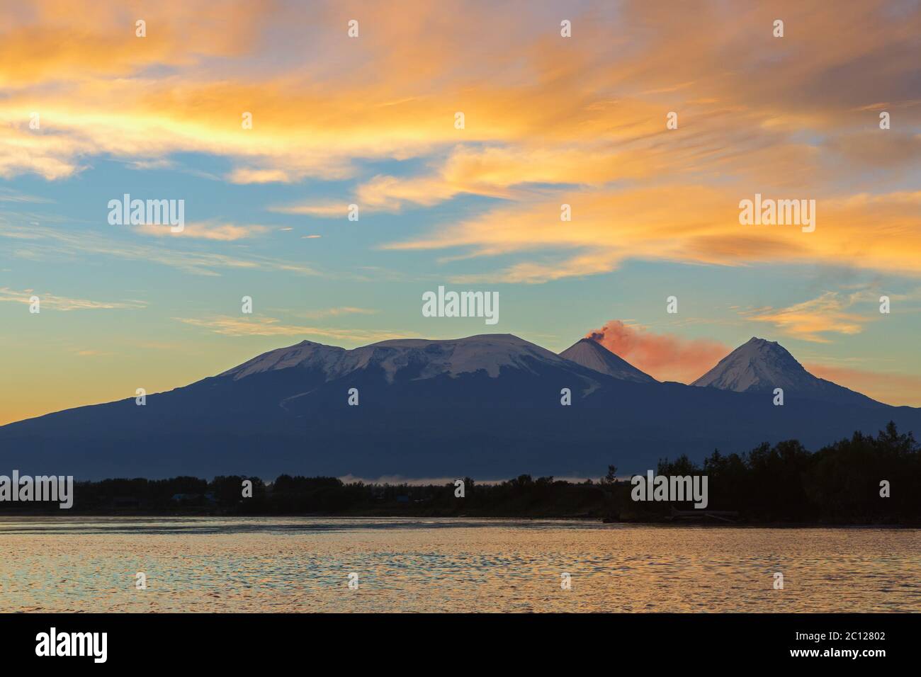 Schönen Sonnenaufgang über Vulkane Kluchevskaya Gruppe mit Reflexion des Flusses Kamtschatka. Stockfoto