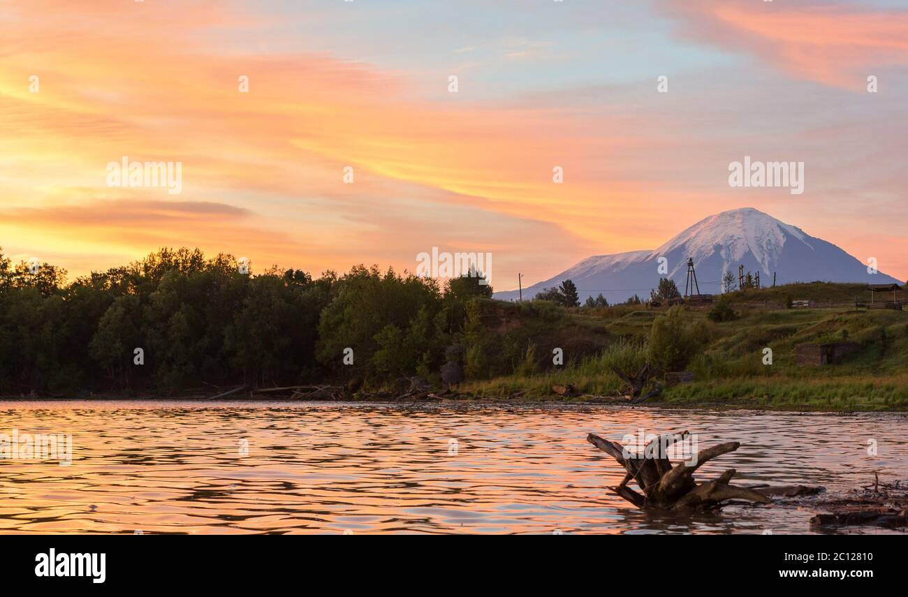 Wunderschönen Sonnenaufgang über Plosky und Ostry Tolbachik Vulkan Stockfoto