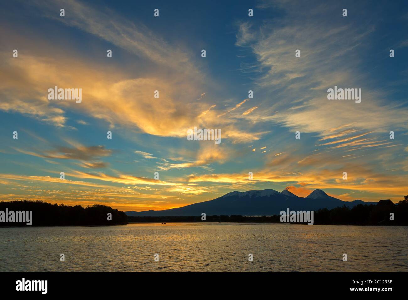 Schönen Sonnenaufgang über Vulkane Kluchevskaya Gruppe mit Reflexion des Flusses Kamtschatka. Stockfoto