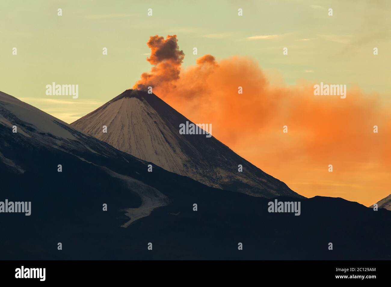 Emission Asche eines Vulkans Klyuchevskoy Dämmerung Strahlen der Sonne. Stockfoto
