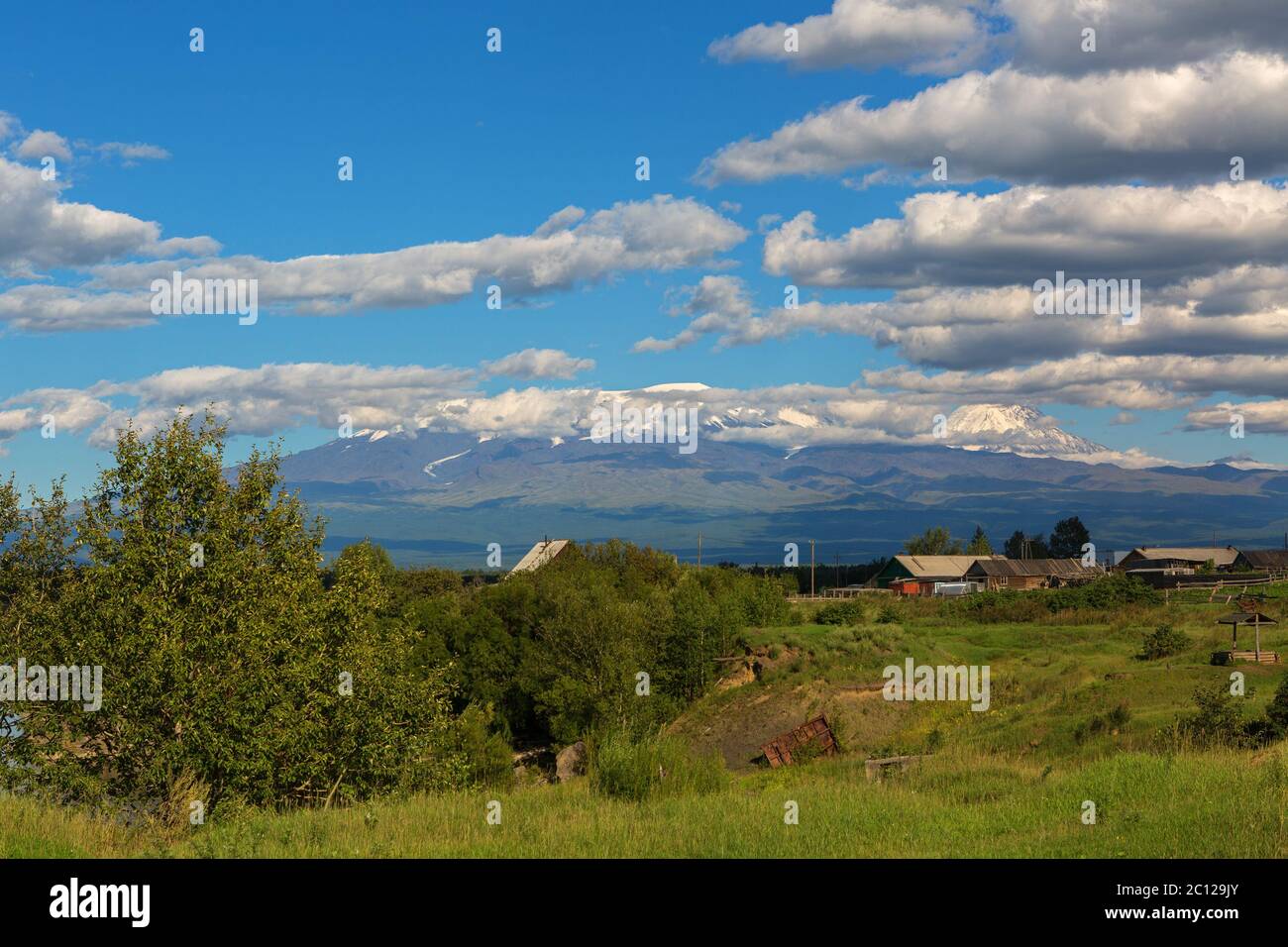 Kozirevsk Dorf an der Küste Kamtschatkas Fluss im Hintergrund Kluchevskaya Gruppe von Vulkanen Stockfoto