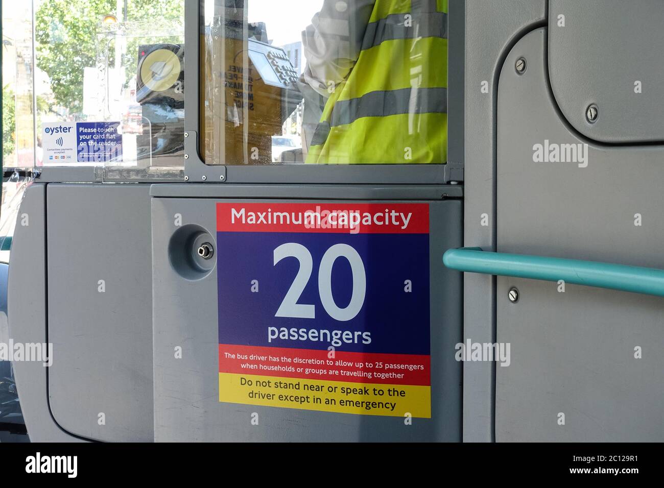 London, Großbritannien. Juni 2020. Neue Maßnahmen im Bereich Transport for London in Londoner Bussen. Die TFL hat neue Grenzwerte für die Anzahl der Personen eingeführt, die in Bussen zugelassen sind. 20 Personen sind an Bord, zu einer bestimmten Zeit, in Doppeldeckerbussen erlaubt. 6 bis 10 Personen sind in den kleineren, einstockiger Bussen erlaubt. Quelle: Marcin Rogozinski/Alamy Live News Stockfoto