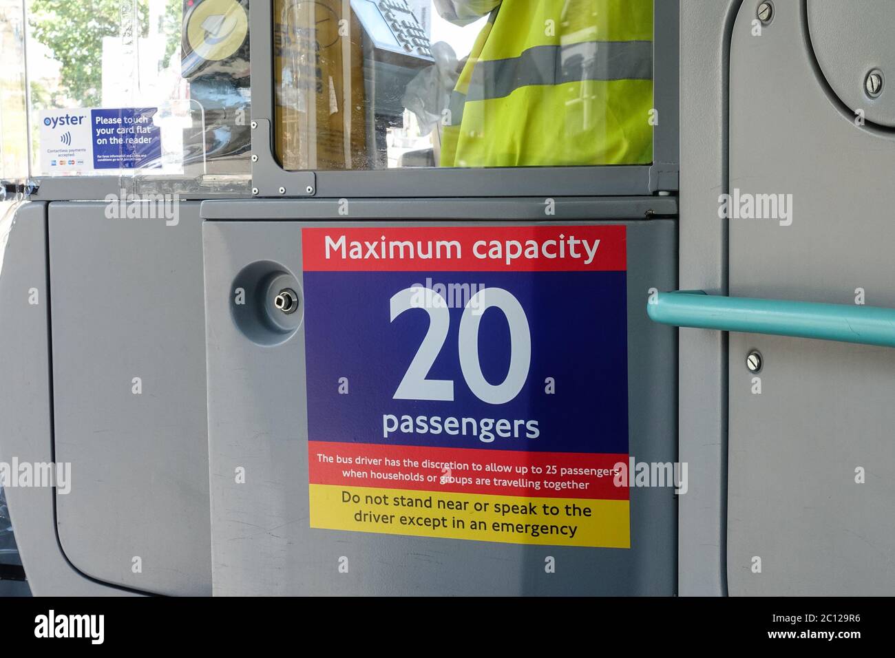 London, Großbritannien. Juni 2020. Neue Maßnahmen im Bereich Transport for London in Londoner Bussen. Die TFL hat neue Grenzwerte für die Anzahl der Personen eingeführt, die in Bussen zugelassen sind. 20 Personen sind an Bord, zu einer bestimmten Zeit, in Doppeldeckerbussen erlaubt. 6 bis 10 Personen sind in den kleineren, einstockiger Bussen erlaubt. Quelle: Marcin Rogozinski/Alamy Live News Stockfoto