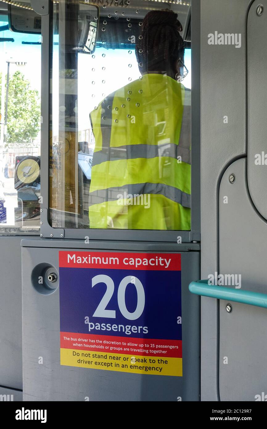 London, Großbritannien. Juni 2020. Neue Maßnahmen im Bereich Transport for London in Londoner Bussen. Die TFL hat neue Grenzwerte für die Anzahl der Personen eingeführt, die in Bussen zugelassen sind. 20 Personen sind an Bord, zu einer bestimmten Zeit, in Doppeldeckerbussen erlaubt. 6 bis 10 Personen sind in den kleineren, einstockiger Bussen erlaubt. Quelle: Marcin Rogozinski/Alamy Live News Stockfoto