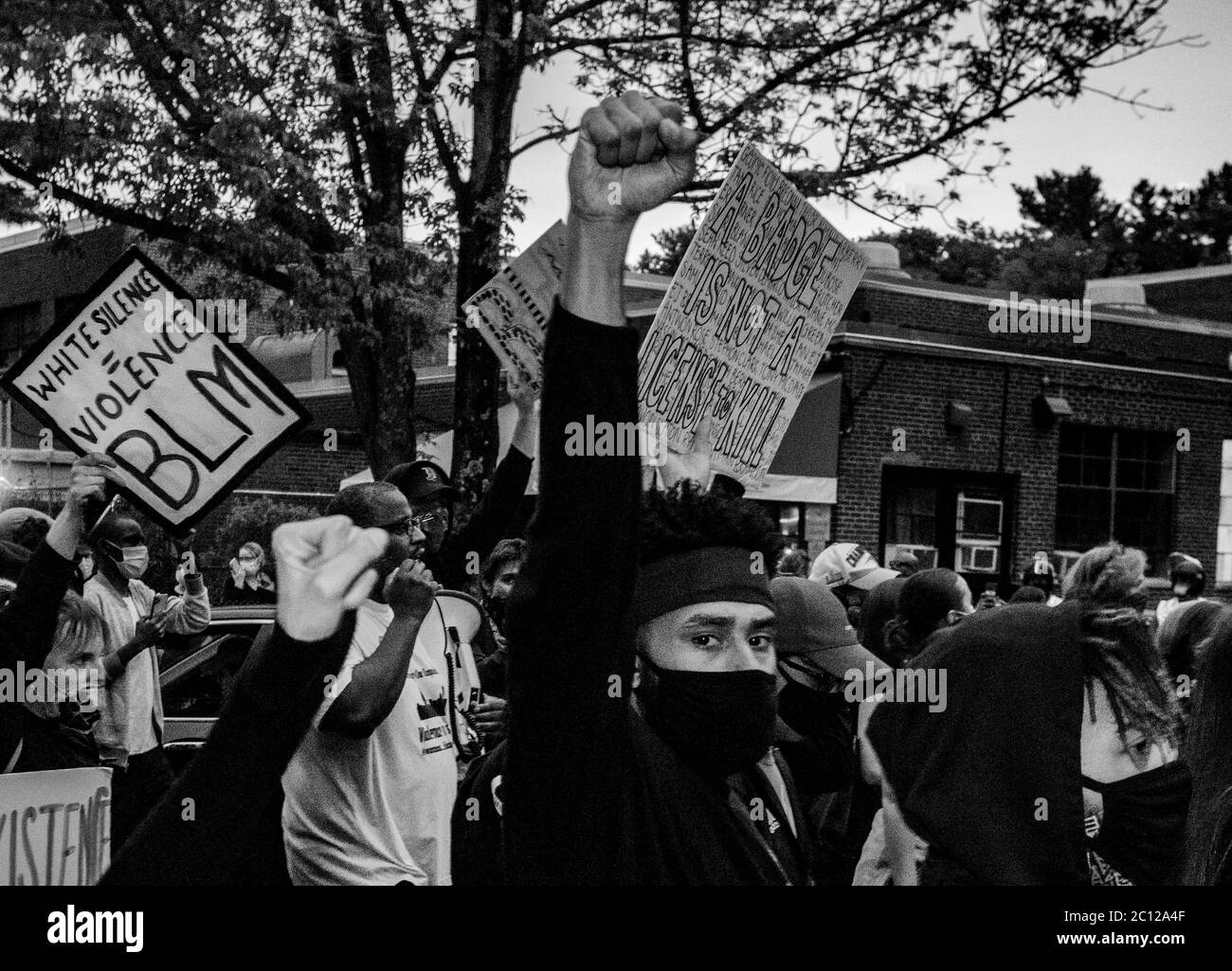 2. Juni 2020, Boston, Massachusetts, USA: Ein Protestler hebt die Faust und marschiert während einer Kundgebung als Reaktion auf den Tod von George Floyd und gegen Polizeibrutalität und Rassismus im Franklin Park in Boston. Quelle: Keiko Hiromi/AFLO/Alamy Live News Stockfoto