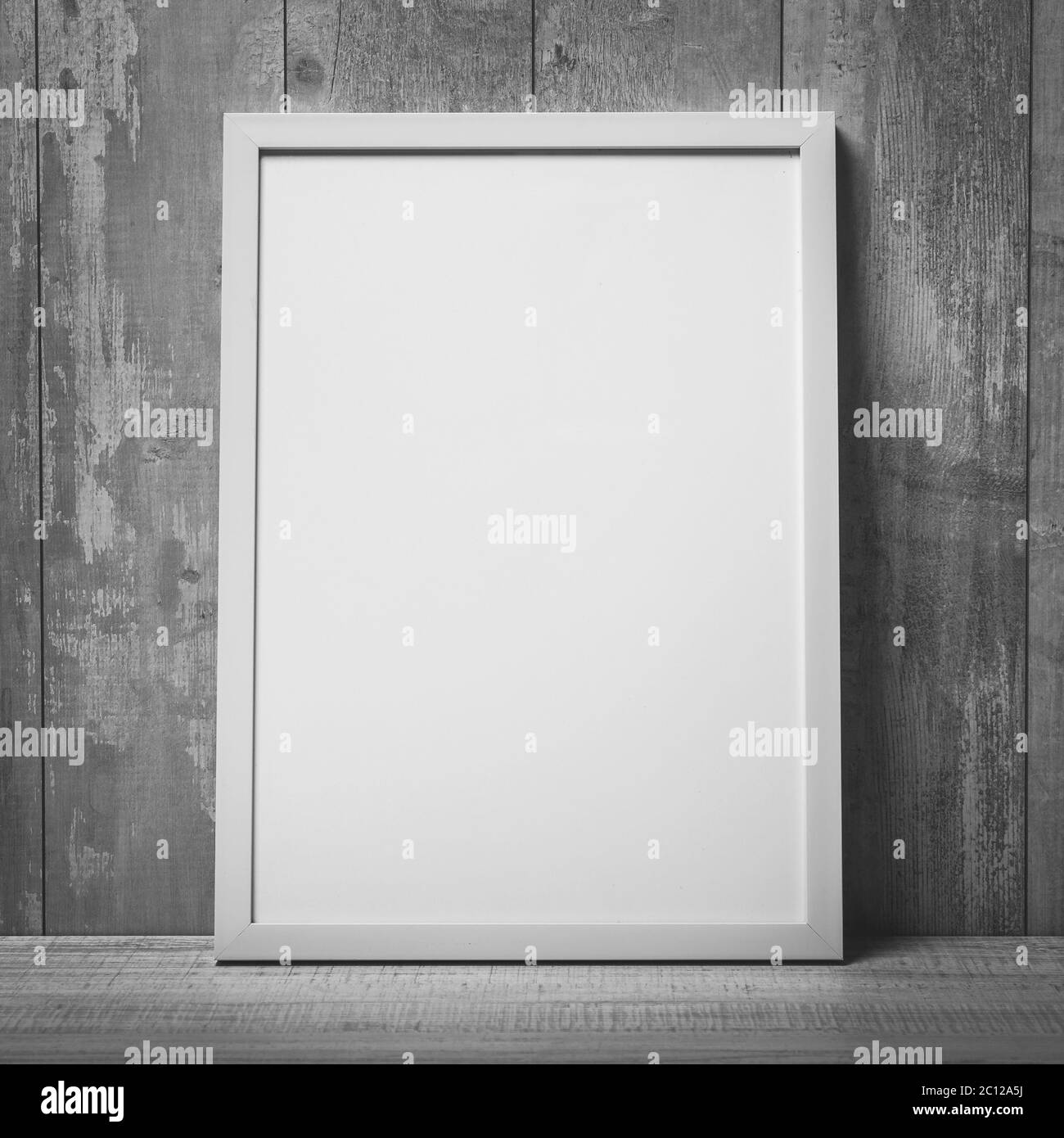 Weißer Bilderrahmen an Wand und Boden Stockfoto