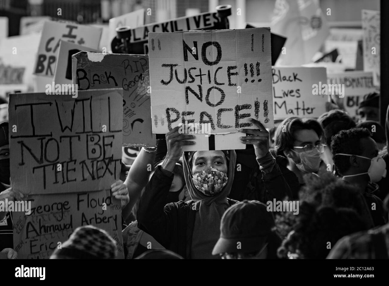 31. Mai 2020, Boston, Massachusetts, USA: Ein Protestler hält ein Schild "Keine Gerechtigkeit, kein Frieden" während einer Kundgebung als Reaktion auf den Tod von George Floyd und gegen Polizeibrutalität und Rassismus in Boston. Quelle: Keiko Hiromi/AFLO/Alamy Live News Stockfoto