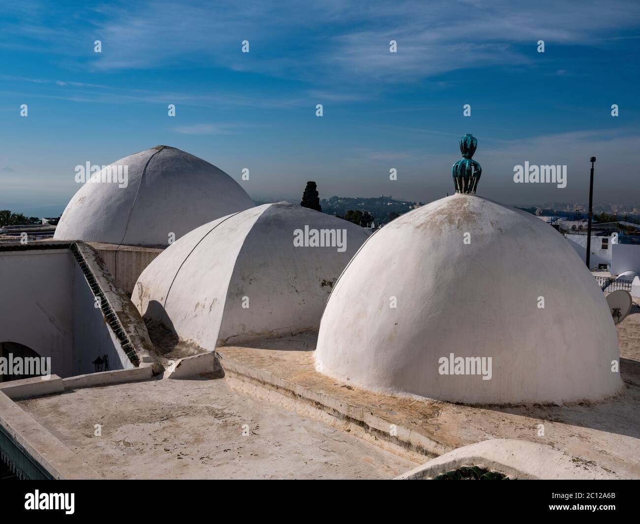 Weiße Kuppeln einer lokalen Moschee auf dem Dach in der traditionellen Stadt Sidi Bou Said an der Mittelmeerküste von Tunesien Stockfoto