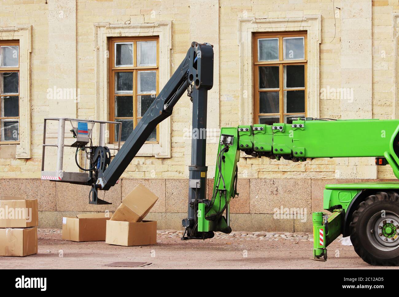 Radhalterung Stützausleger und Hebel mit hydraulischen Lift schwere Maschinen, die in der Nähe des Palastes arbeitet Stockfoto