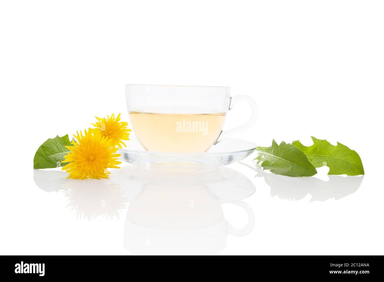 Löwenzahntee Hintergrund, pflanzliche Heilmittel. Stockfoto