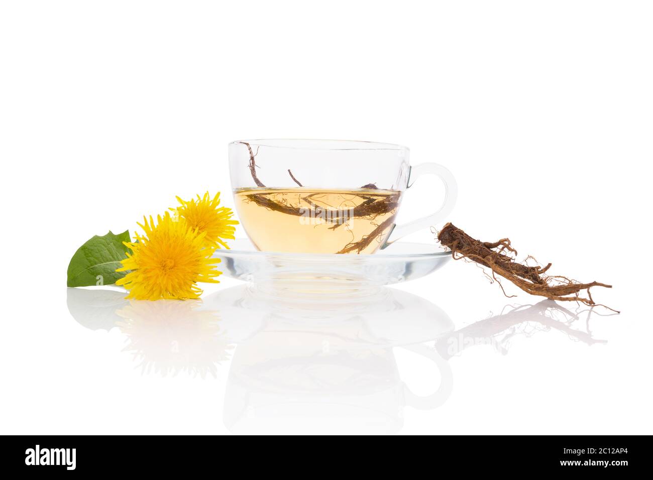 Löwenzahntee Hintergrund, pflanzliche Heilmittel. Stockfoto