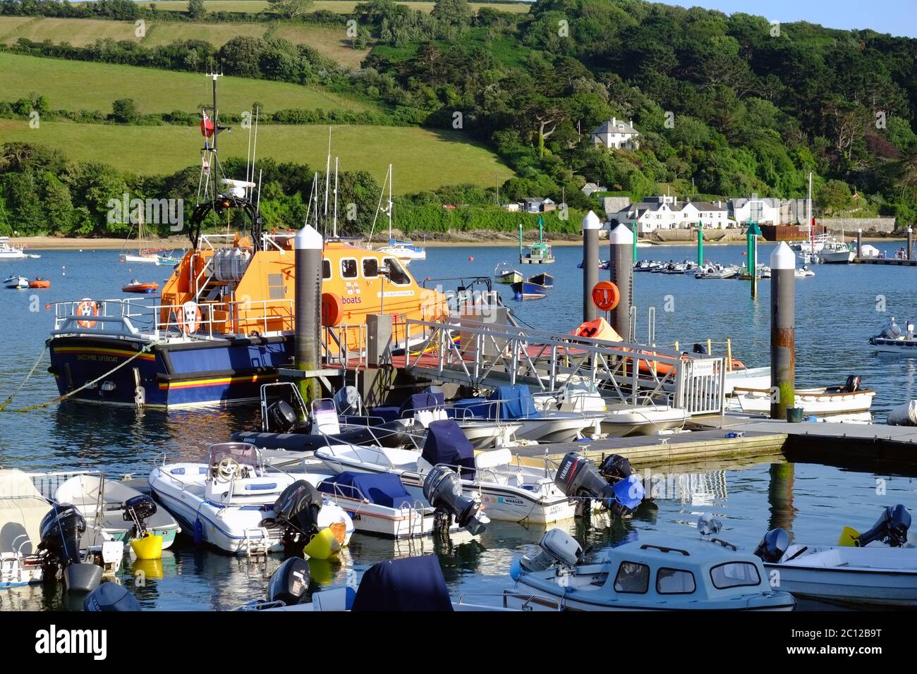 RNLI Offshore-Rettungsboot 'The Baltic Exchange III' auf seinem Liegeplatz in Salcombe in South Hams, Devon, England, Großbritannien. Stockfoto