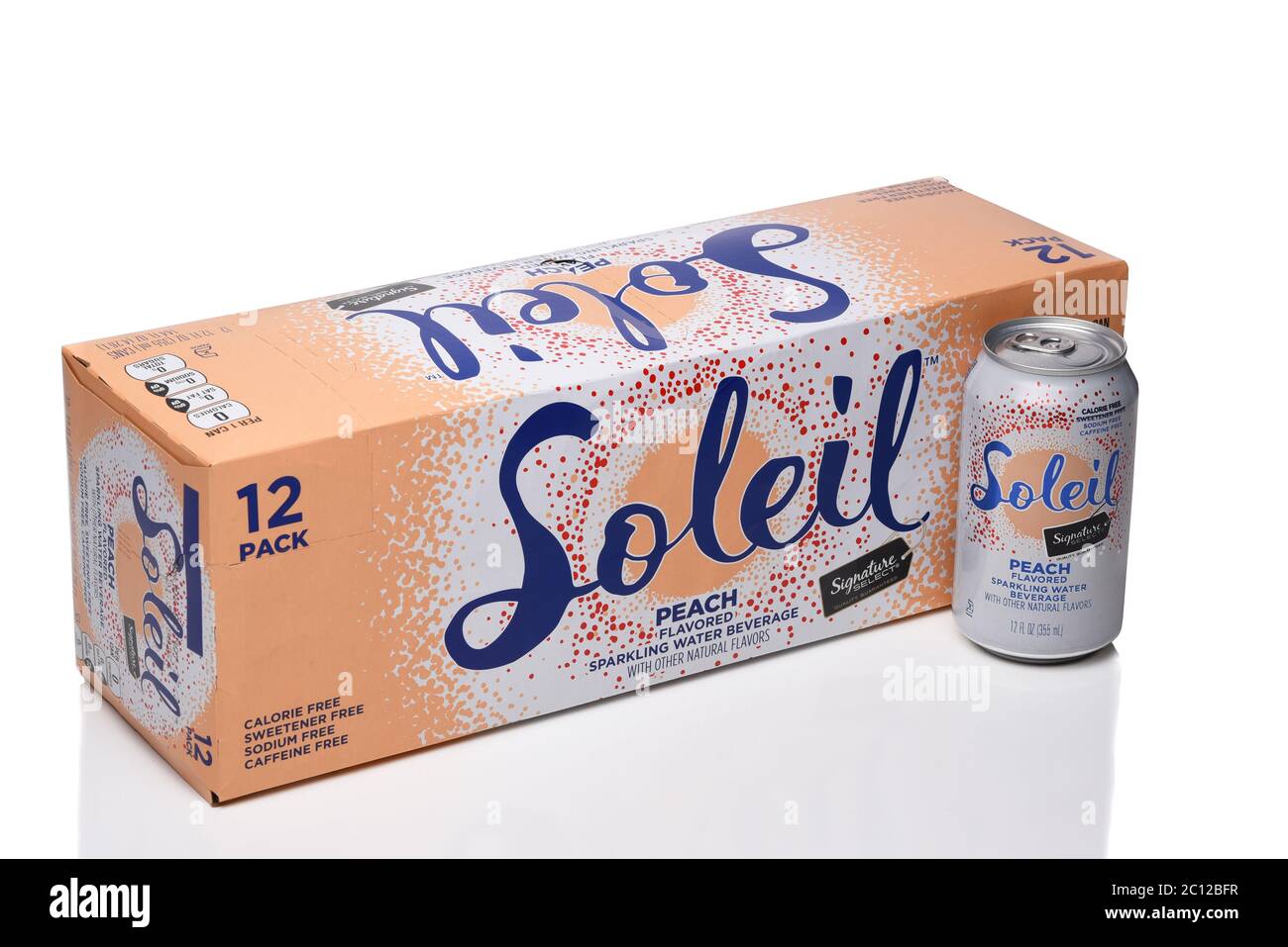 IRVINE, KALIFORNIEN - 8. JUNI 2020: Ein 12 Pack Soleil Peach aromatisiertes Sparkling Water. Stockfoto