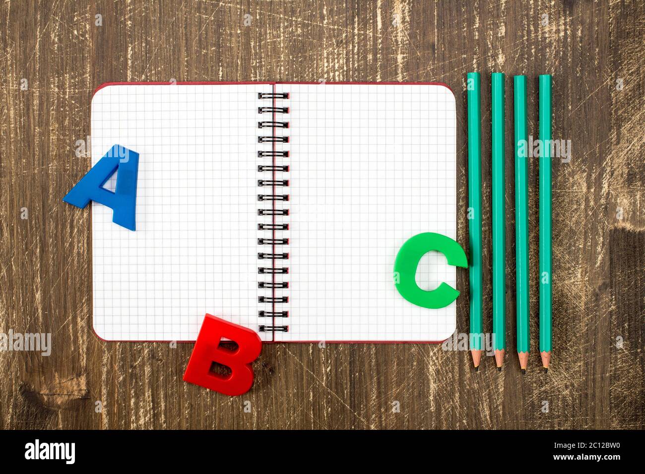 Persönlicher Organisator mit Bleistiften und ABC-Buchstaben Stockfoto