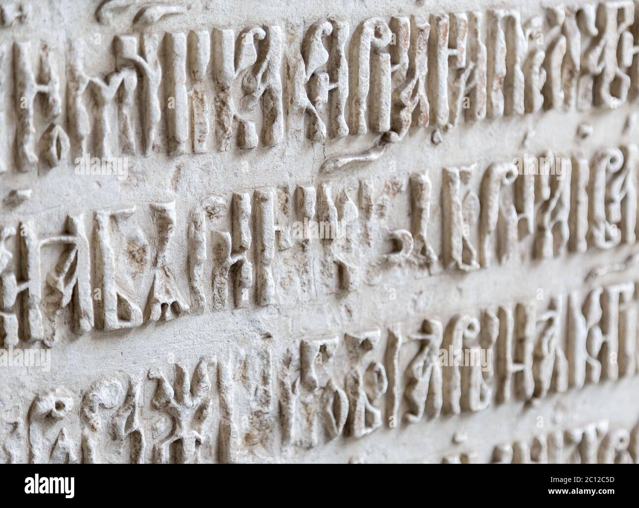 Alte Kyrillische Schriftbuchstaben In Stein Stockfoto