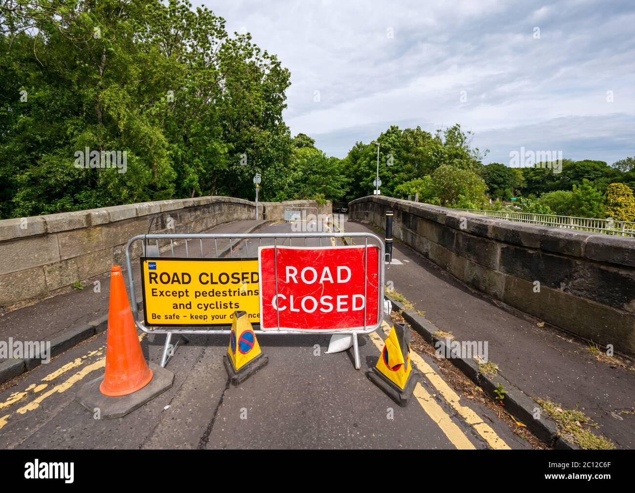 Covid-19 Pandemie Straßensperrschilder & Barriere auf schmalen Brücke, Warriston Road, Edinburgh, Schottland, Großbritannien Stockfoto