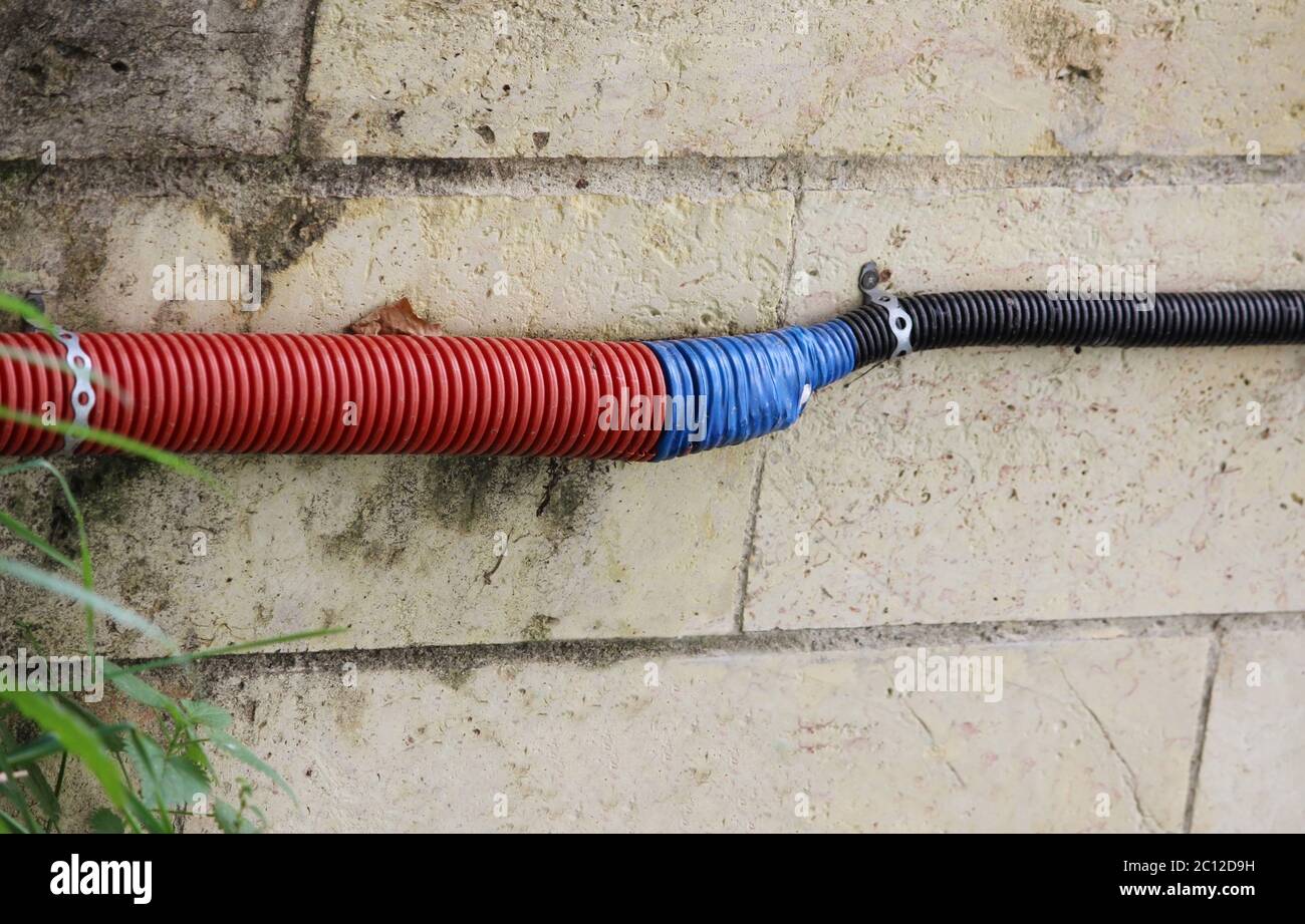 Wellpappe PVC-Schutzrohr mit elektrischen Leitungen im Inneren, im Boden und auf der Brücke von Gatschina Park gelegt. während Kamm Stockfoto