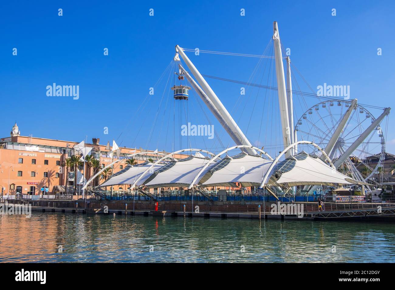 Genua, Italien - 18. August 2019: Il Grande Bigo Und Riesenrad In Porto ...