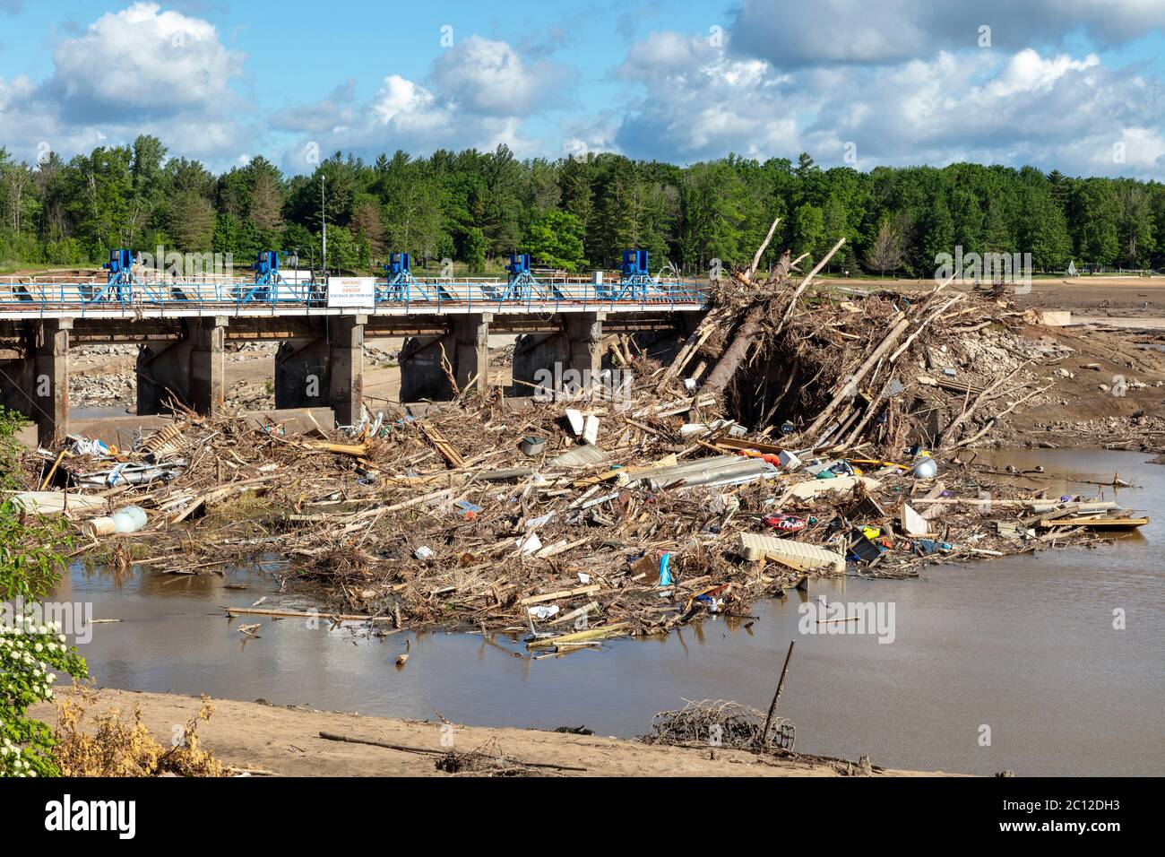 Damm für Wasserkraftanlage, Sanford, MI USA. 11. Juni 2020, Staudamm brach & Überschwemmungen aufgetreten 20. Mai 2020, von James D. Coppinger/Dembinsky Photo Assoc Stockfoto