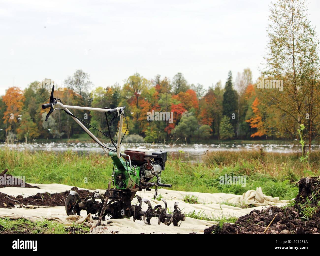 Die Arbeitsmotorgrubber-Deichsel im Gatchina Park wartet auf die Arbeit. Stockfoto