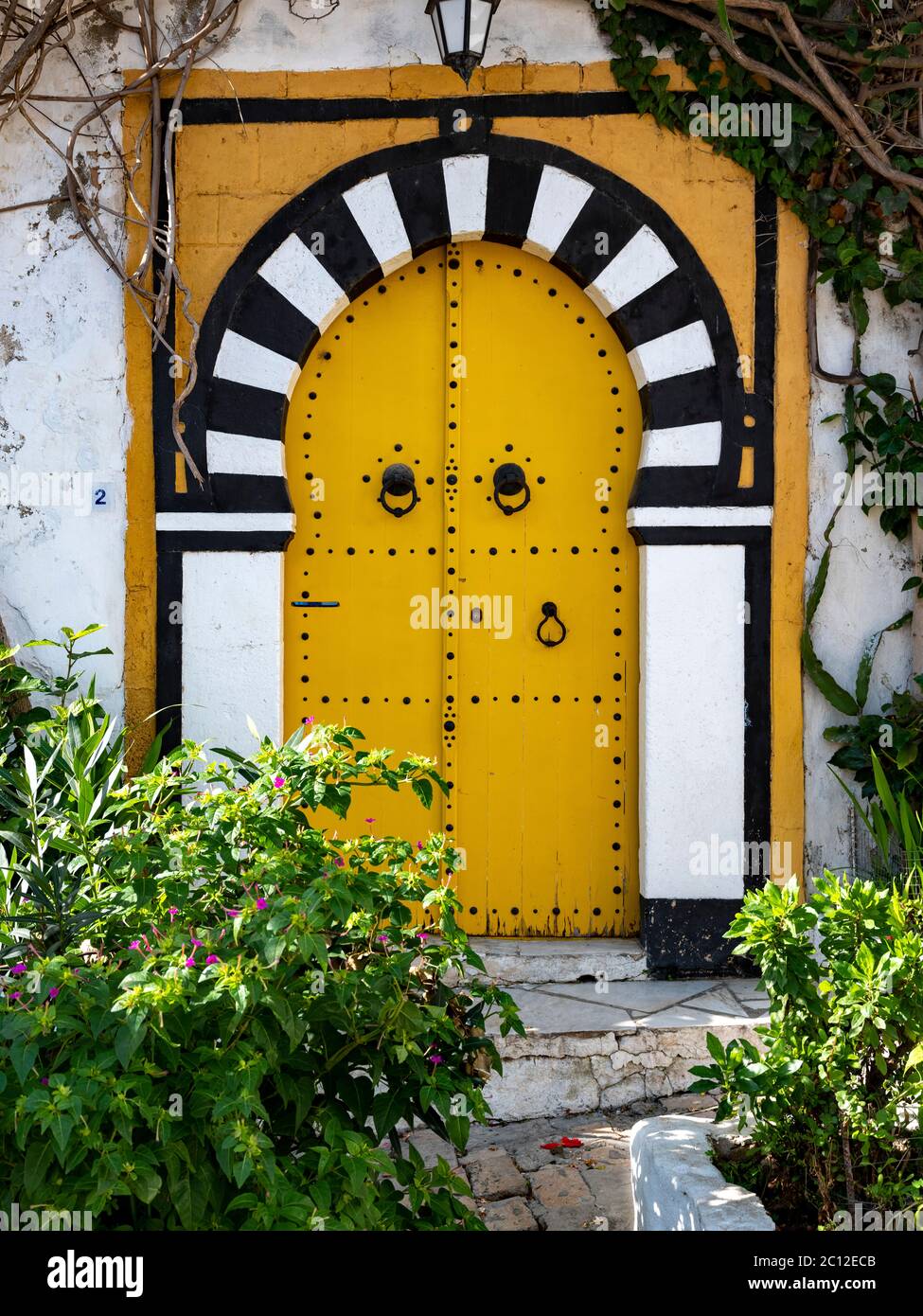 Aufwendig dekorierte Tür eines traditionellen Hauses in Sidi bou Said, Tunesien, im maurischen Stil mit Bogen und bemalten Verzierungen Stockfoto