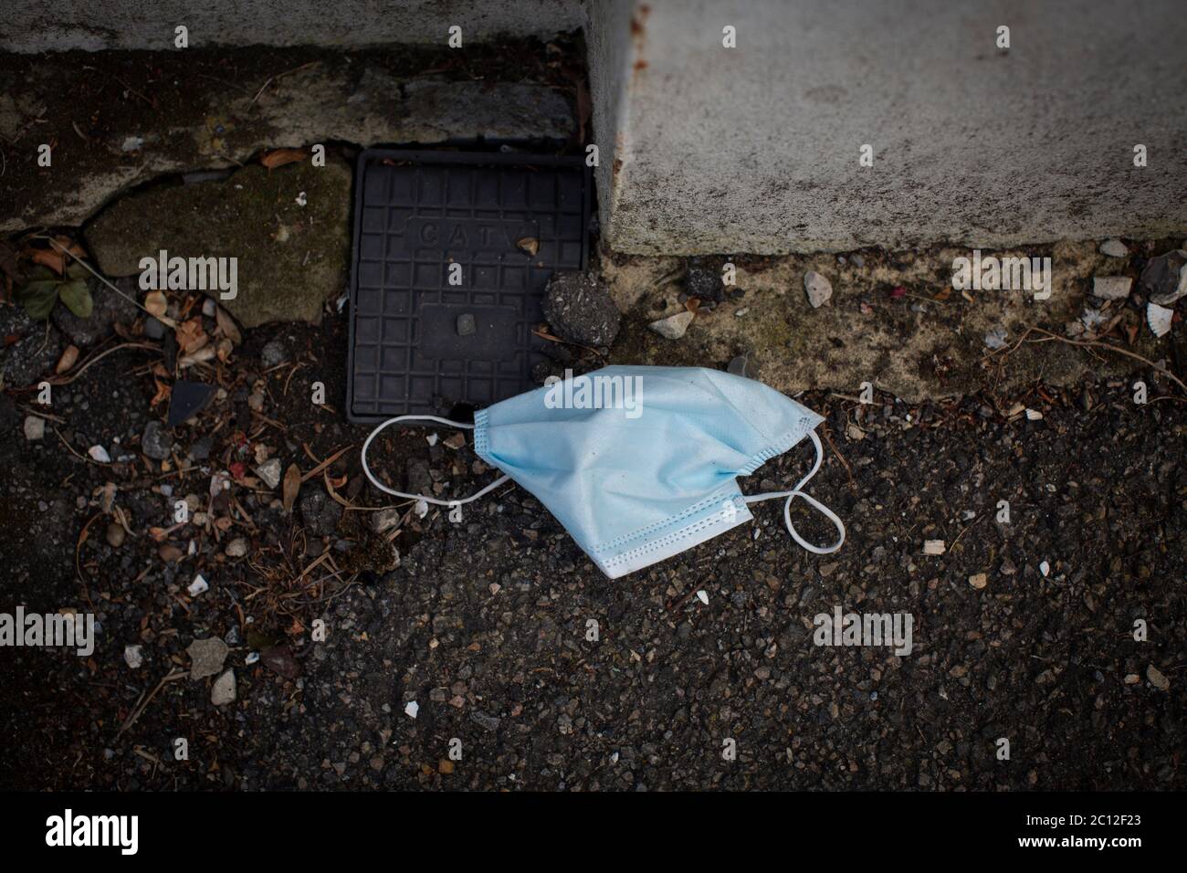 Tulse Hill, London, England. Juni 2020. Eine weggeworfene medizinische Gesichtsmaske, die zur Verhinderung der Ausbreitung des Coronavirus auf dem Boden in Tulse Hill in South London, England, verwendet wird. (Foto von Sam Mellish / Alamy Live News) Stockfoto