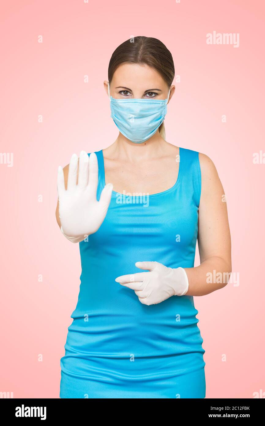Junge weibliche Hand gestikulierende STOPPEN Coronavirus COVID-19 2019-ncov-Krankheit globalen Pandemieausbruch, bitte helfen nicht Virus weltweit verbreiten, bleiben Sie sicher bei h Stockfoto