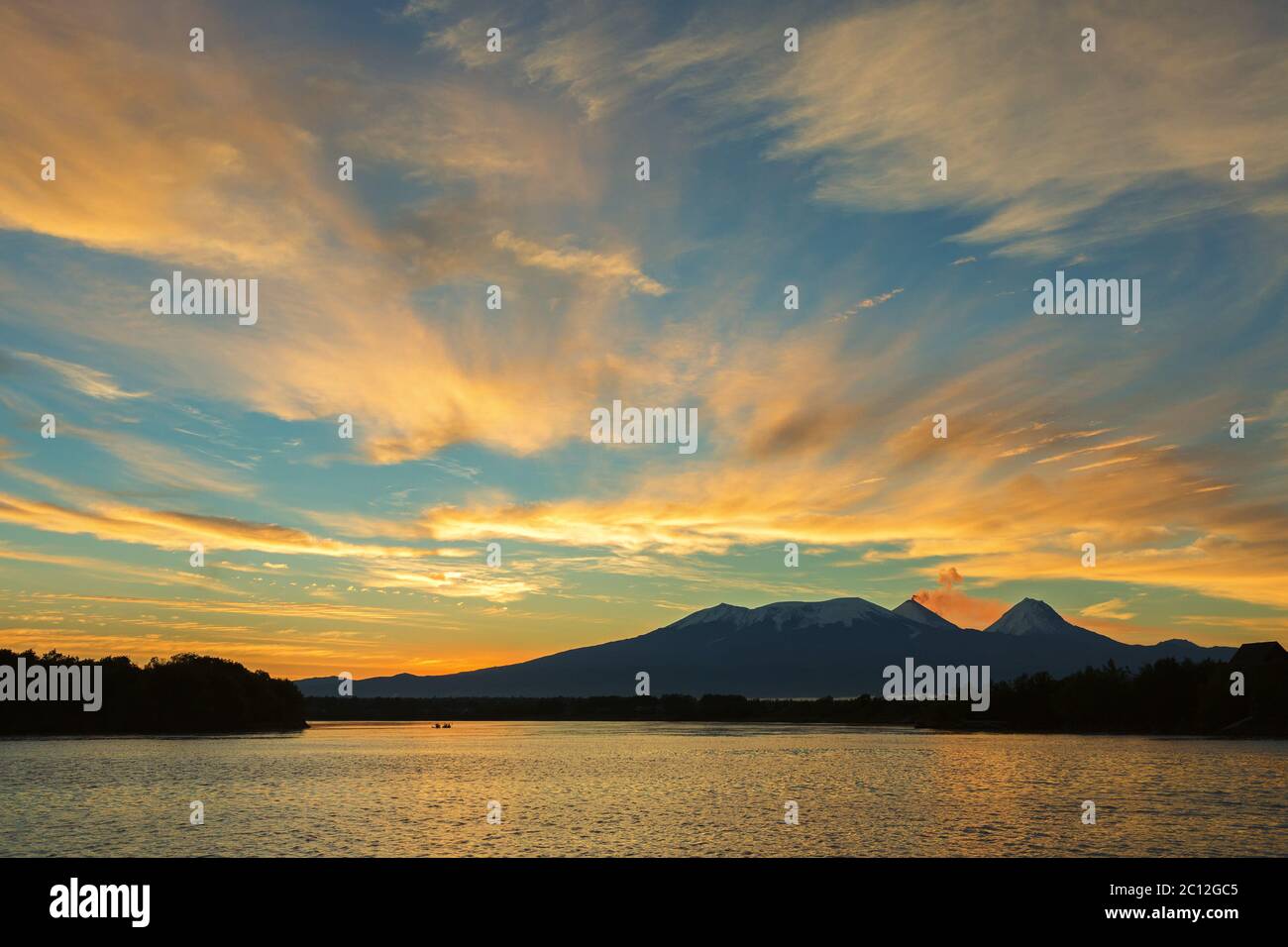 Schönen Sonnenaufgang über Vulkane Kluchevskaya Gruppe mit Reflexion des Flusses Kamtschatka. Stockfoto