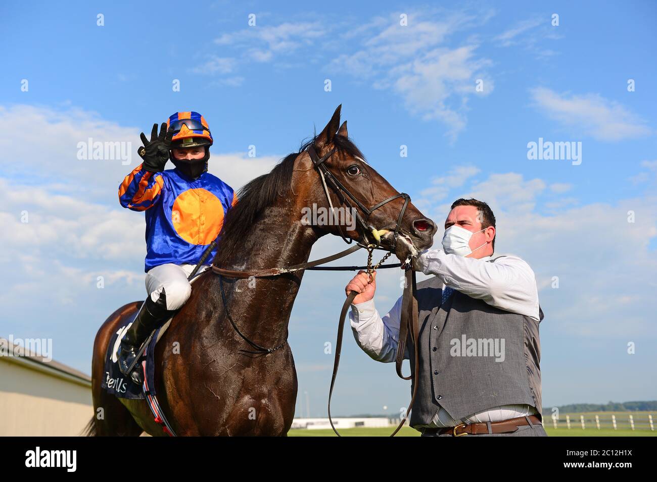 Jockey Seamie Heffernan mit Bräutigam Leigh O'Brien nach dem Gewinn der Tattersalls Irish 1,000 Guineas an Bord friedlich auf Curragh Racecourse. Stockfoto