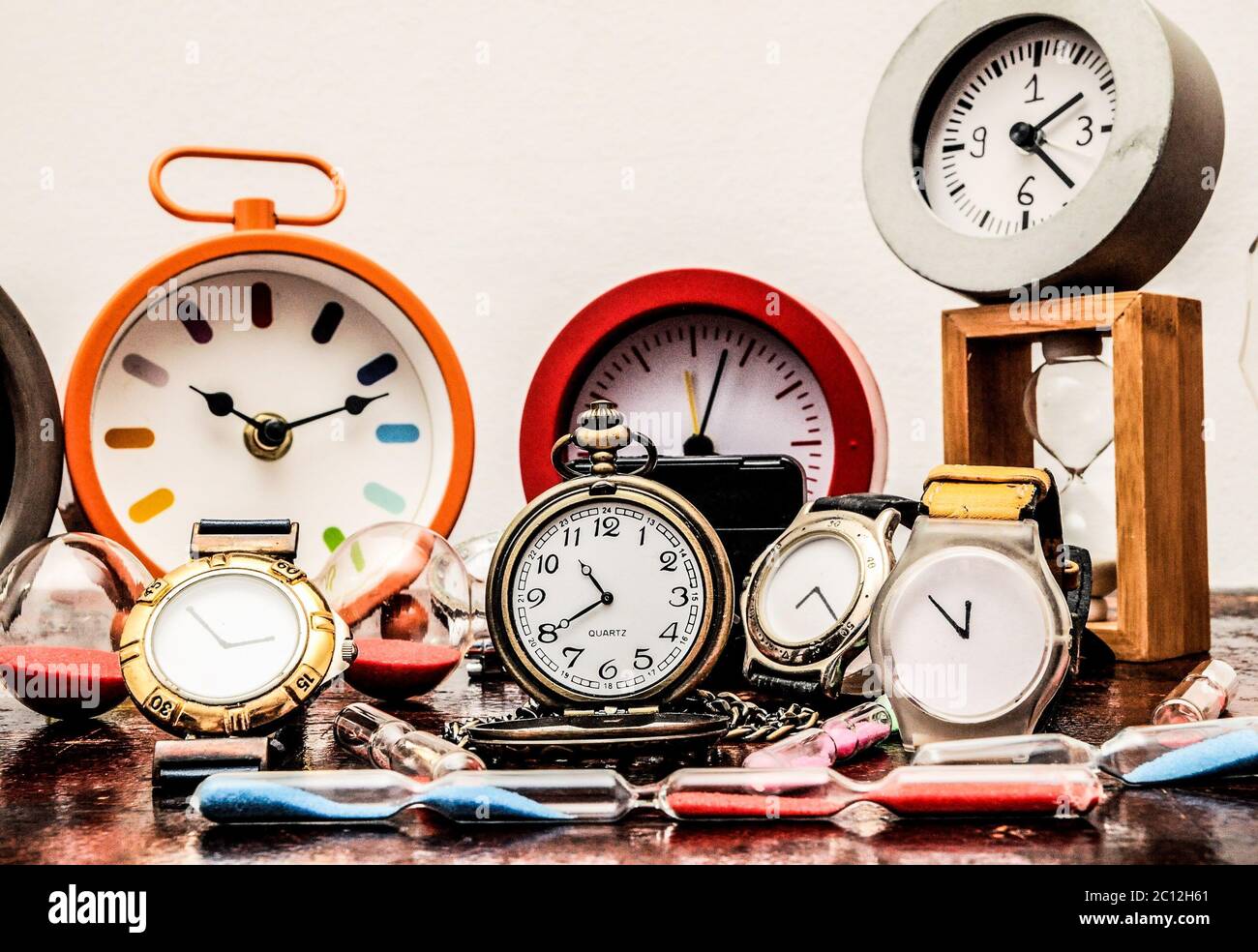 Viele verschiedene Uhren Stockfotografie - Alamy