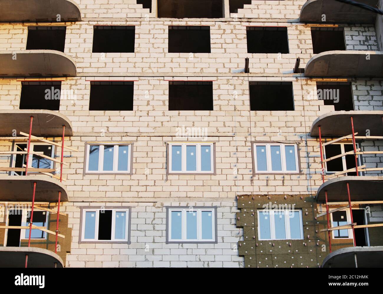 Windows in einem neu gebauten Haus. Wandkonstruktion mit isolierten brennbaren Material Basalt Faser gefliest Stockfoto