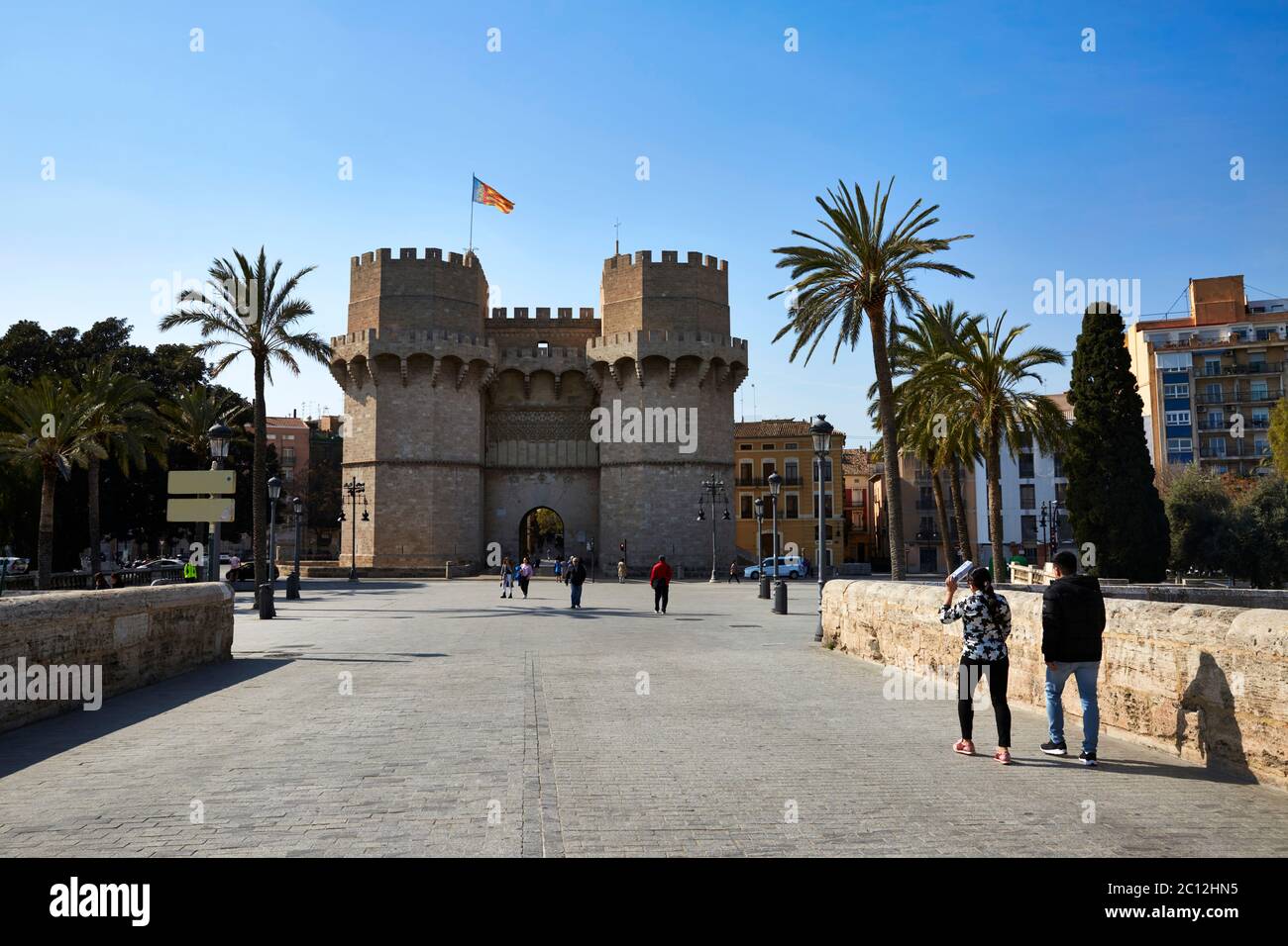 Serrano-Türme eines der ursprünglichen Tore in der mittelalterlichen Stadtmauer, Valencia, Spanien. Stockfoto