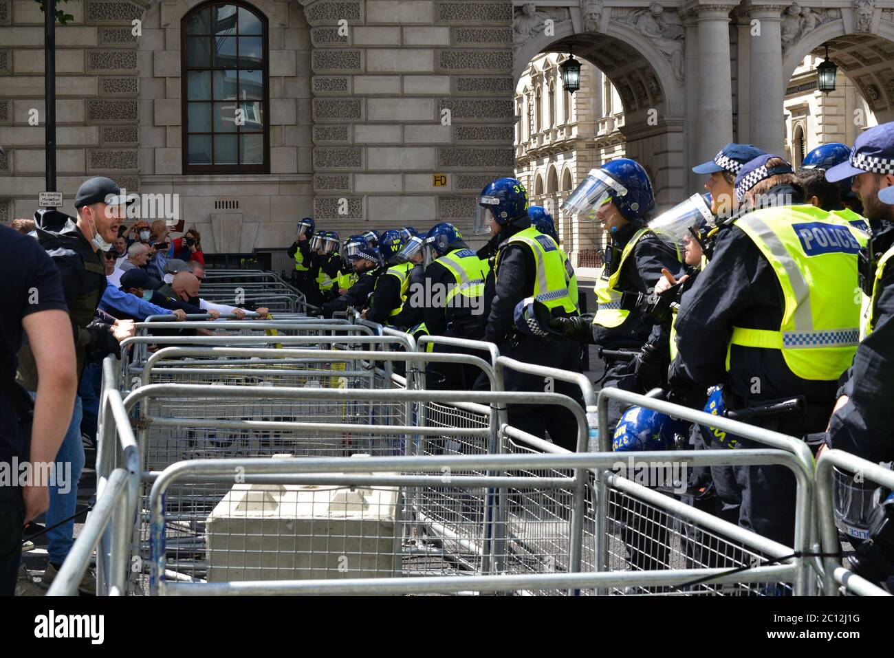 Die Polizei wurde bei gewaltsamen Zusammenstößen mit rechtsextremen Demonstranten im Zentrum von London mit Flaschen und Fackeln beworfen Stockfoto