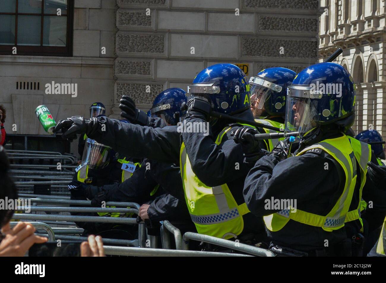 Die Polizei wurde bei gewaltsamen Zusammenstößen mit rechtsextremen Demonstranten im Zentrum von London mit Flaschen und Fackeln beworfen Stockfoto