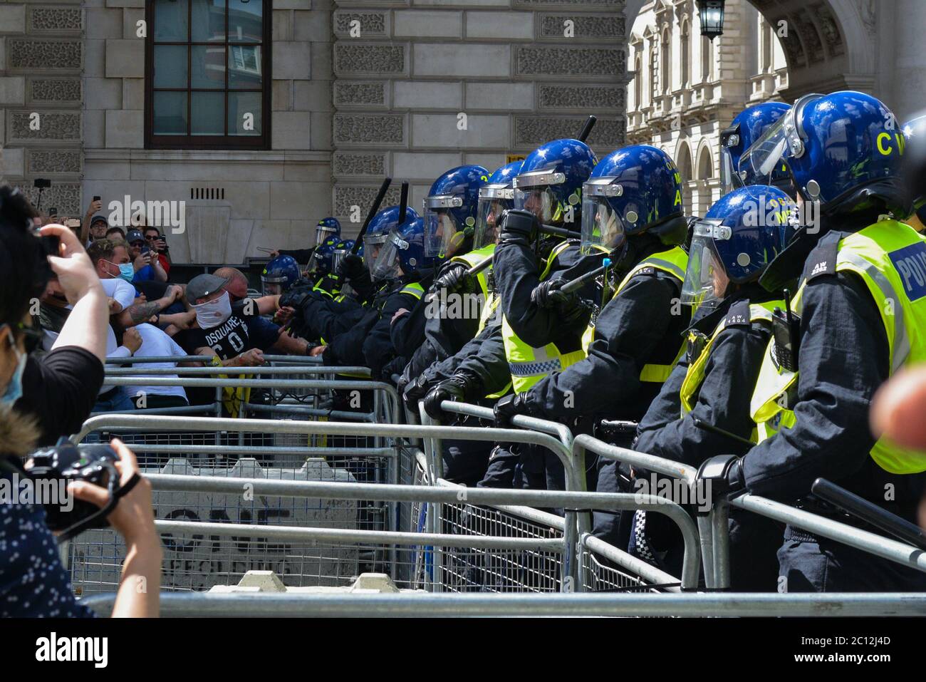 Die Polizei wurde bei gewaltsamen Zusammenstößen mit rechtsextremen Demonstranten im Zentrum von London mit Flaschen und Fackeln beworfen Stockfoto
