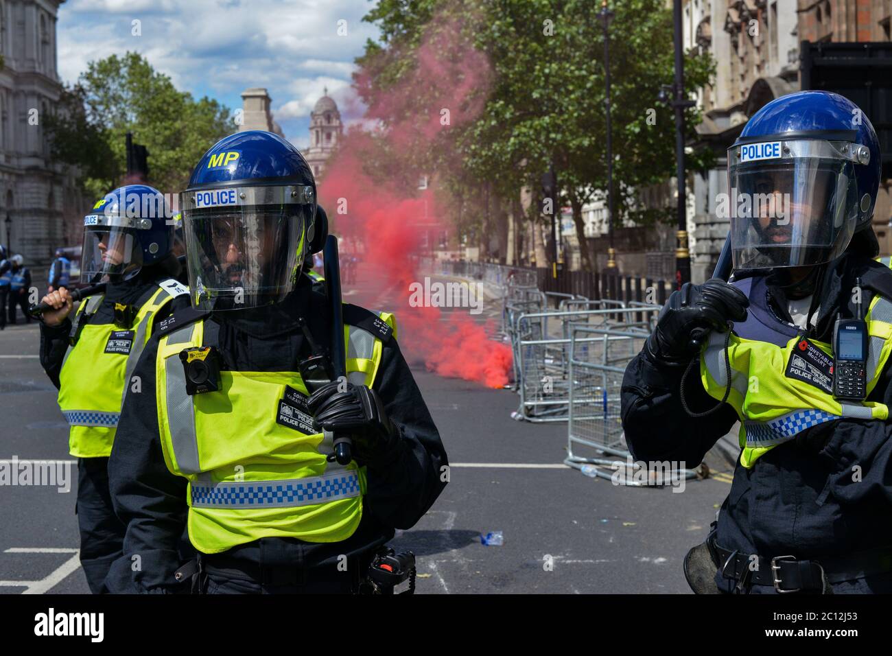 Die Polizei wurde bei gewaltsamen Zusammenstößen mit rechtsextremen Demonstranten im Zentrum von London mit Flaschen und Fackeln beworfen Stockfoto