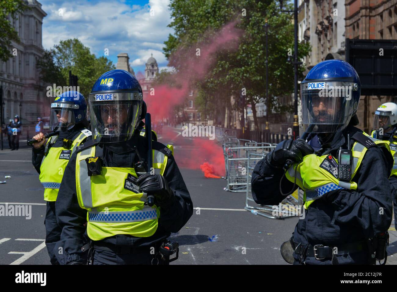 Die Polizei wurde bei gewaltsamen Zusammenstößen mit rechtsextremen Demonstranten im Zentrum von London mit Flaschen und Fackeln beworfen Stockfoto